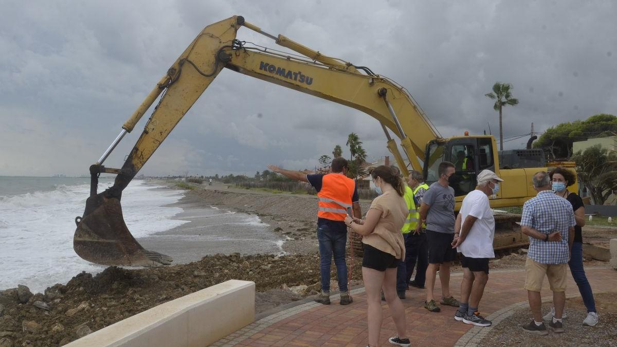 Las máquinas comenzaron ayer los trabajos para construir los espigones para frenar la regresión en Almenara.