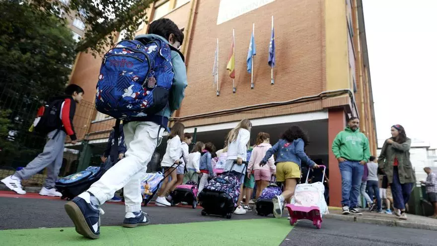 Asturias superará por primera vez la barrera de los 10.000 profesores fijos, mientras las matrículas de alumnos caerán en un millar