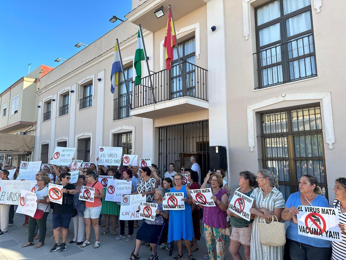 Vecinos de Coria, Puebla del Río e Isla Mayor se concentran en Isla Mayor contra el virus del Nilo.