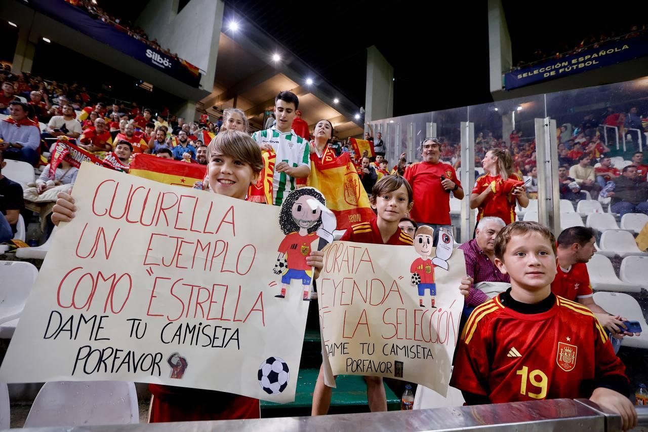 El apoyo de la afición cordobesa a la selección española, en imágenes
