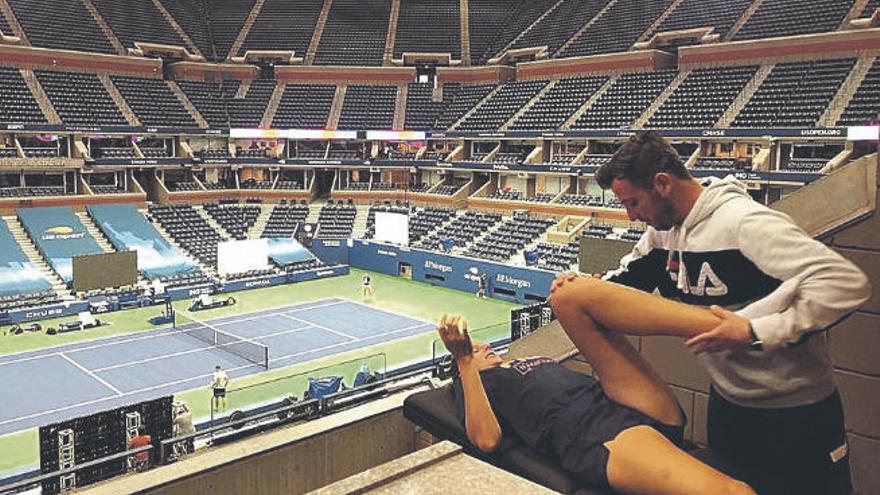 Salvador Martín Guzmán, tratando a Karolina Pliskova en Nueva York.