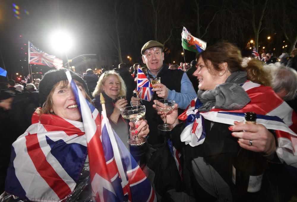 Partidarios del Brexit celebran la salida del Reino Unido de la UE.