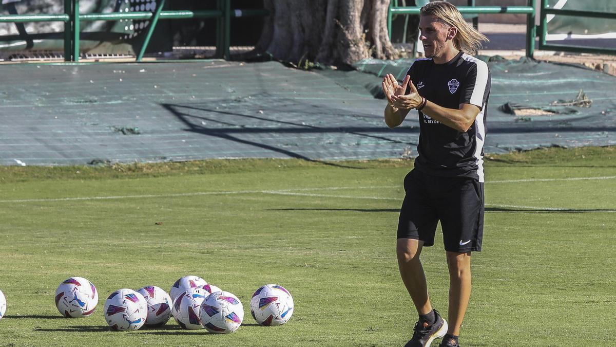 Sebastián Beccacece, durante un entrenamiento del Elche