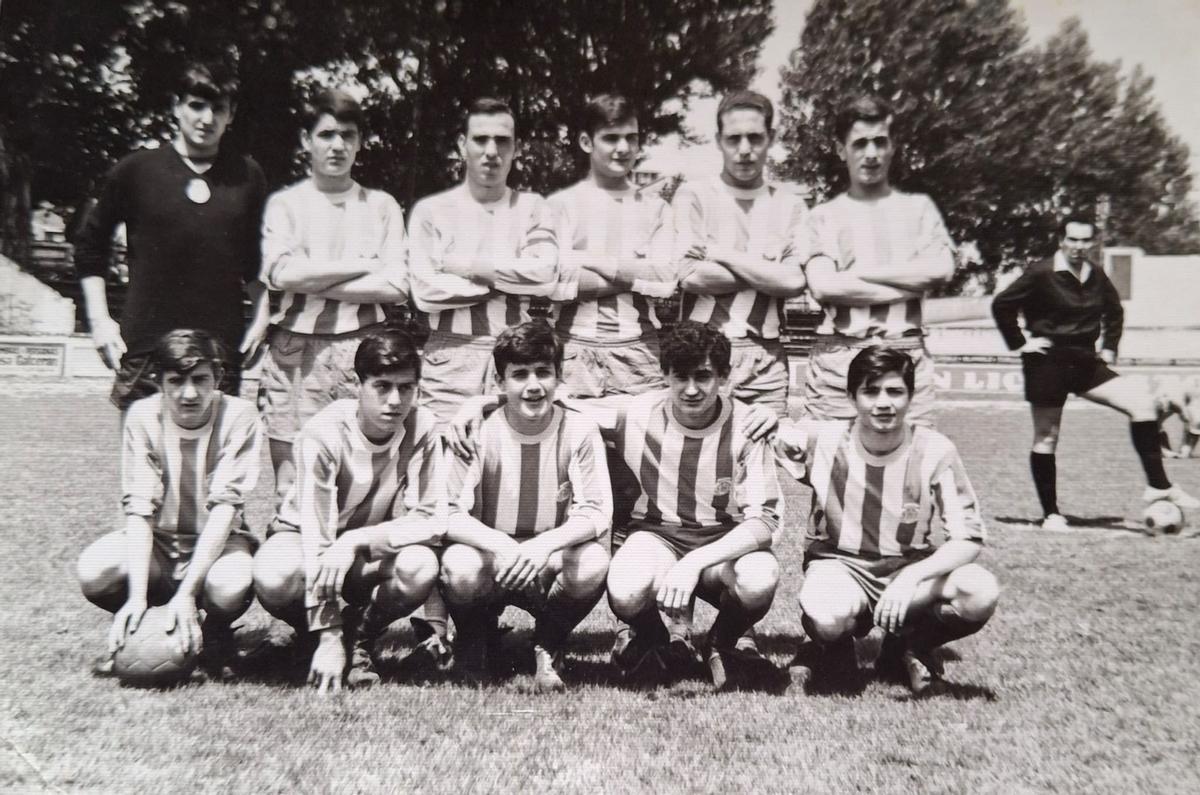 Pla, a baix al mig, en una formació al planter del Girona