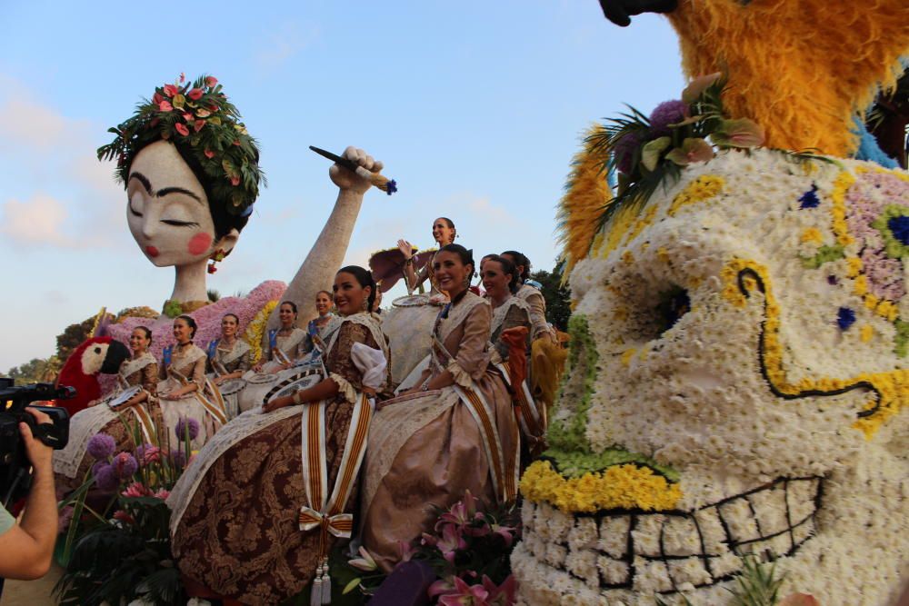 Tres generaciones de falleras en la Batalla de Flores