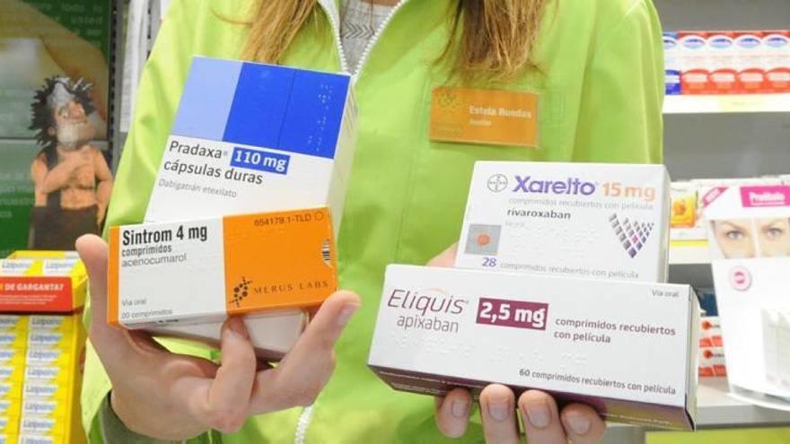 Una farmacéutica muestra algunos de los medicamentos anticoagulantes más utilizados entre la población.