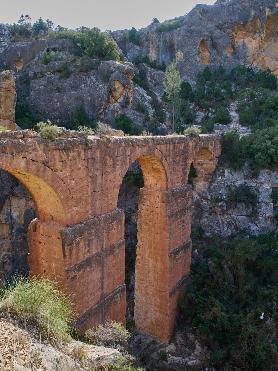 El acueducto sorprende por su peña cortada.