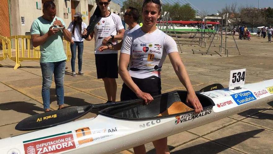 Eva Barrios posa junto a su piragua en Sevilla, donde volvió a ser campeona.