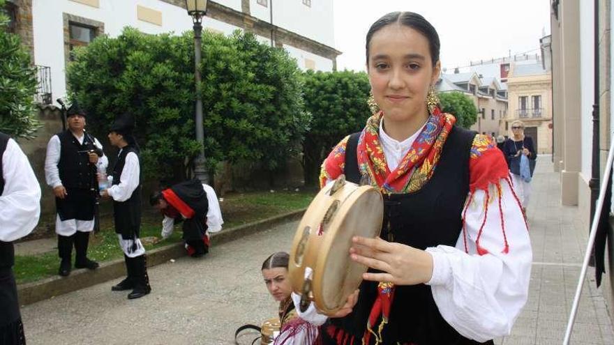 Alba Fernández, de la Banda de Gaitas de Lalín, estrenando su pandereta.