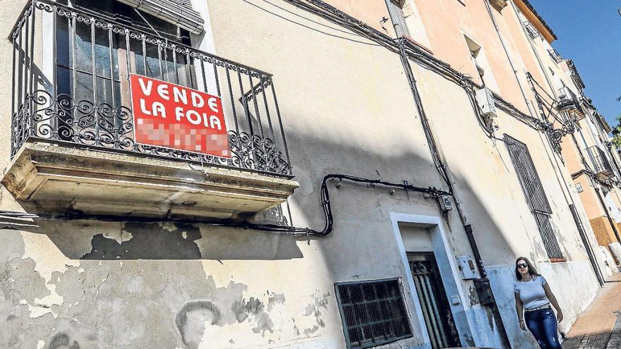 Numerosas viviendas se encuentran a la venta en el casco antiguo.