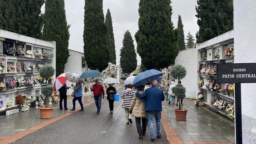 Los emeritenses recuerdan a sus difuntos bajo la lluvia