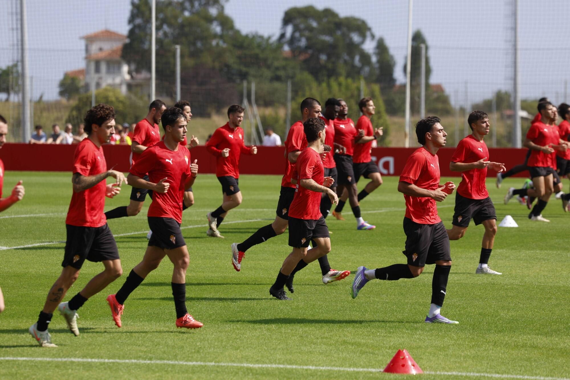 EN IMÁGENES: Segundo entrenamiento del Sporting, con público en Mareo