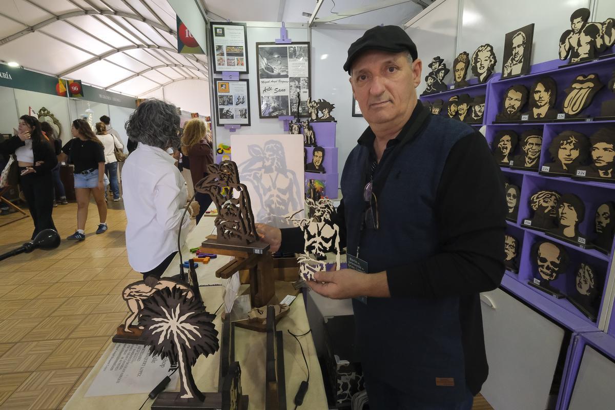 Miguel Ángel muestra una de sus artesanías, un juguete hecho con marquetería.