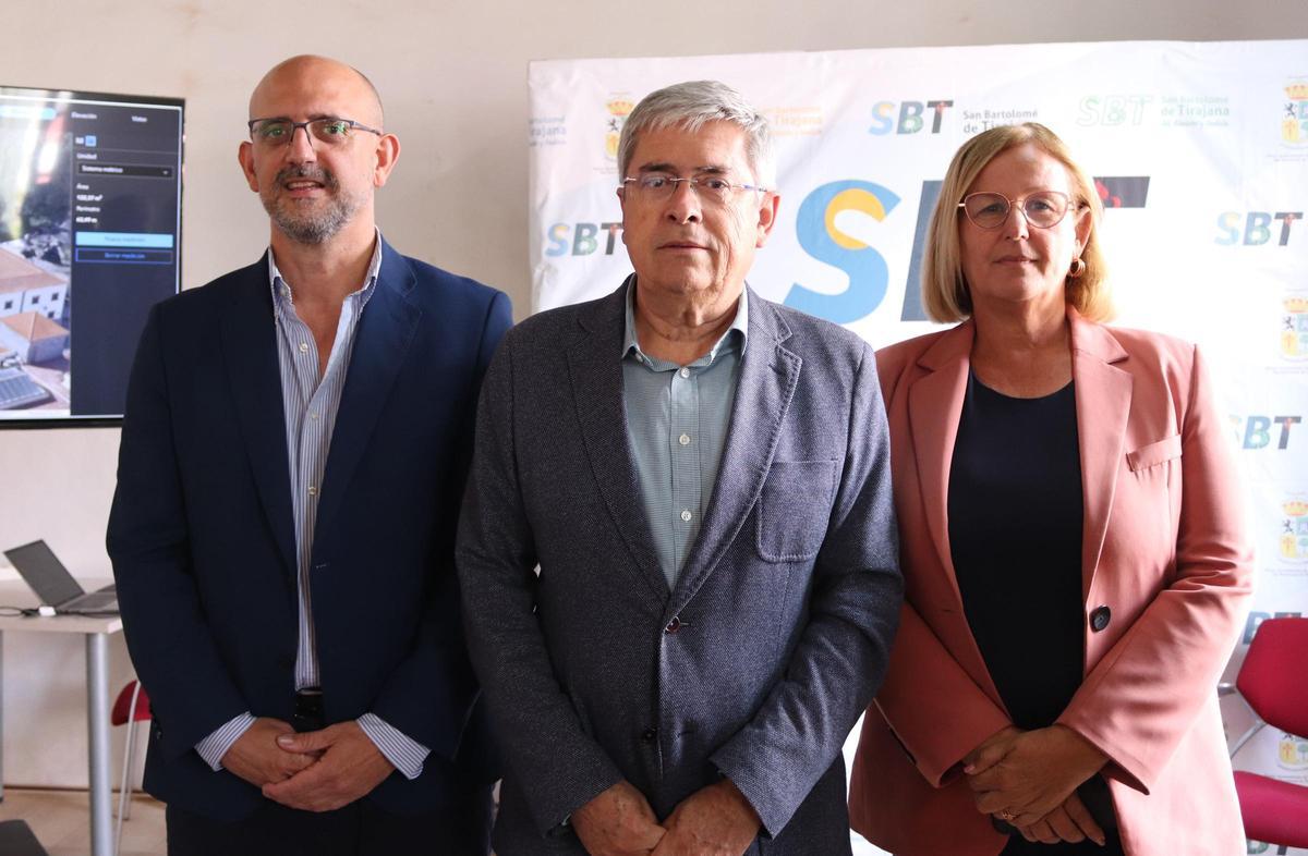 Daniel Rojas-Marcos, responsable de las áreas de Administración Local y Turismo de la empresa Esri; Marco Aurelio Pérez Sánchez, alcalde de San Bartolomé de Tirajana y Elena Álamo Vega, concejala de Presidencia y Proyectos Europeos.