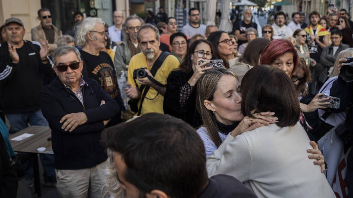 Las asociaciones de víctimas piden a Mazon "honorabilidad" y que diga ...