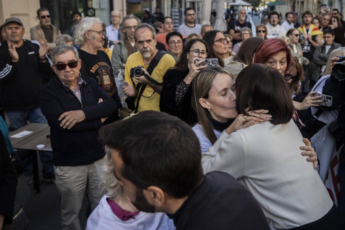 Concentración de las asociaciones de victimas de la dana ante Las Corts durante la comparecencia de Carlos Mazon en la comision de investigacion por la dana