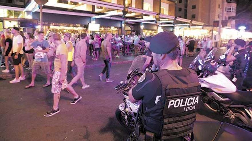 Polizisten im Einsatz an der Partymeile.