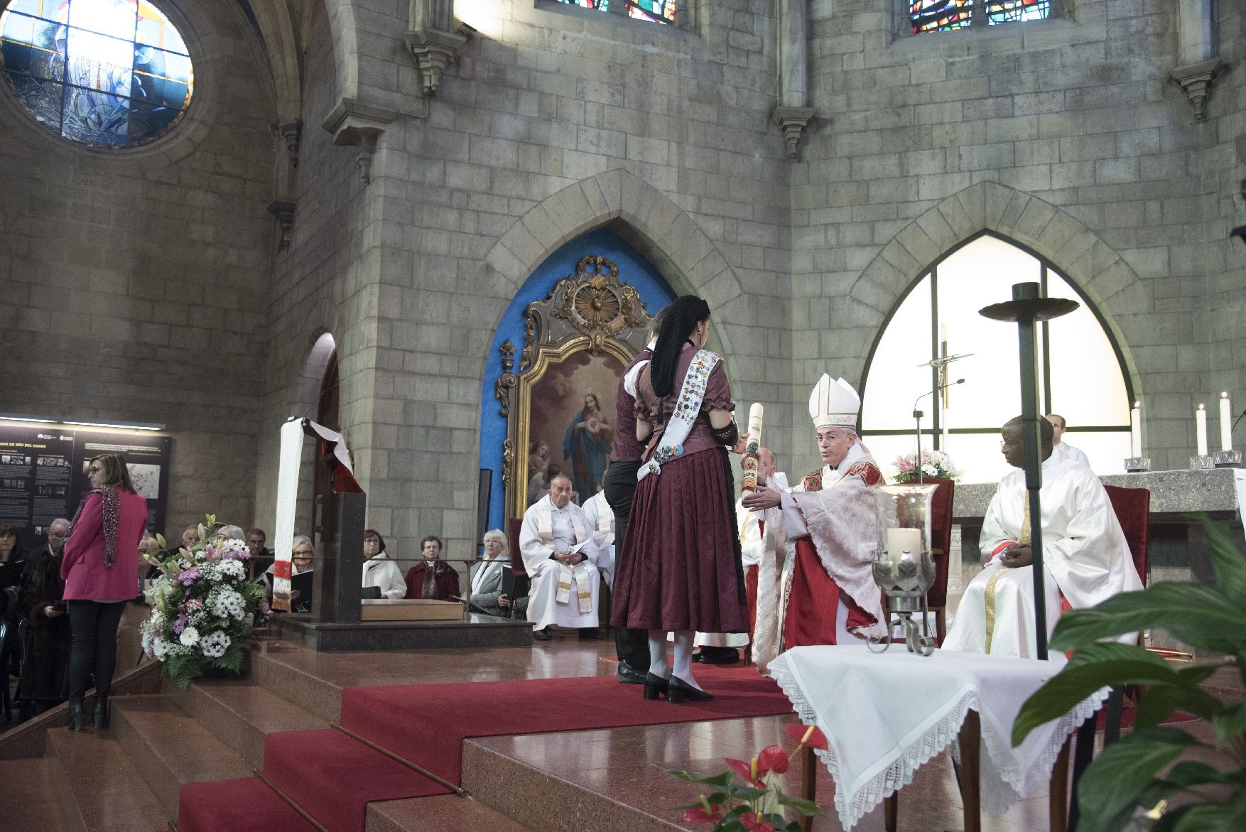 El bisbe defensa els oficis tradicionals a la missa de la Llum que ha omplert el Carme