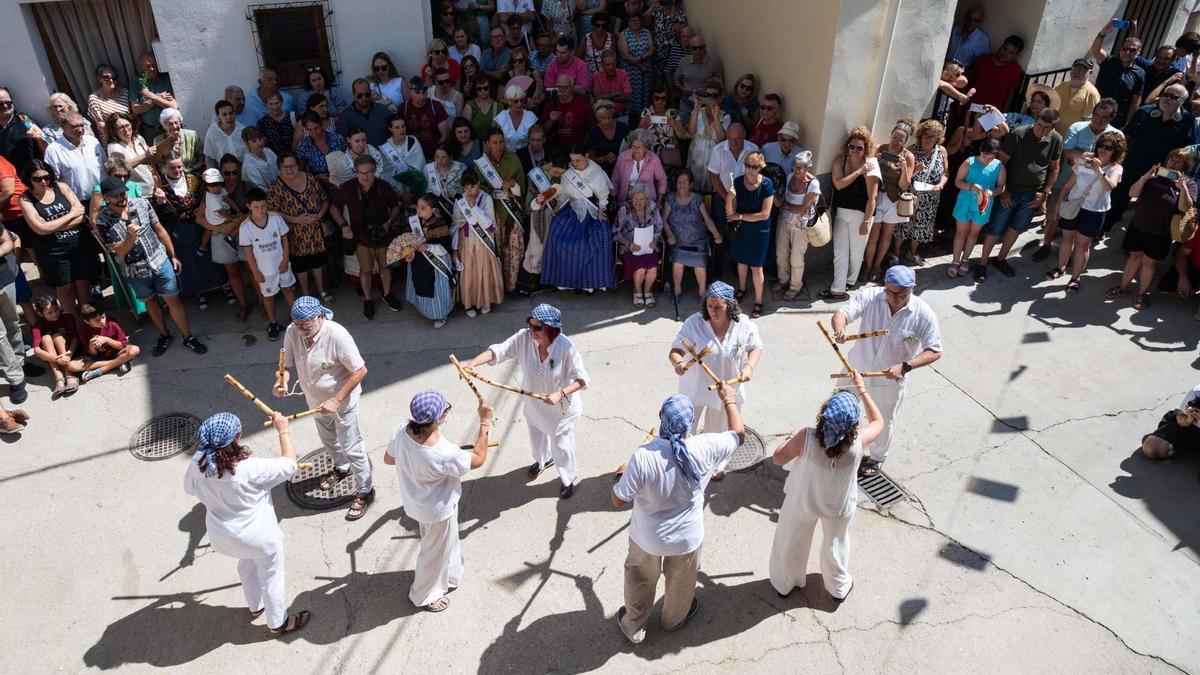 Danzantes durante el 'cañoteado' en las fiestas de San Roque en La Puebla de Híjar