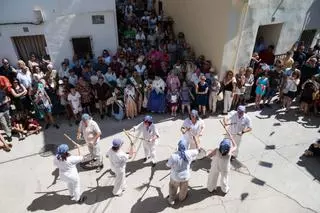 Un 'cañoteado' por San Roque: la Puebla de Híjar vuelve a bailar un dance tradicional perdido hace más de un siglo