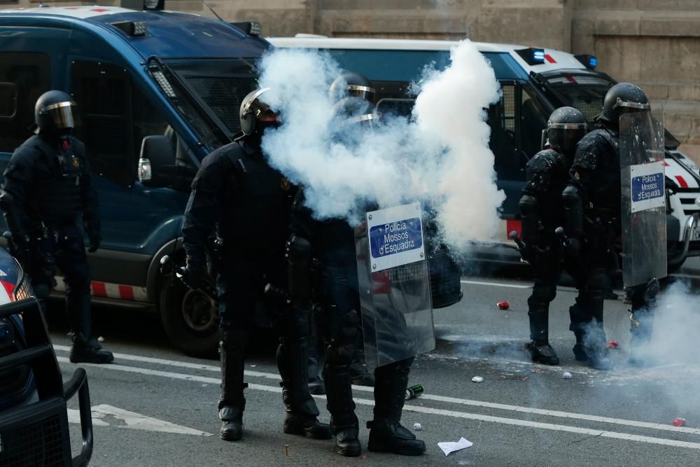 Members of the Catalan regional police force Mossos d'Esquadra stand guard during a protest by pro-independence demonstrators in Barcelona on December 21, 2018 as the Spanish cabinet held a meeting in the city. - Catalan pro-independence groups blocked roads in the region to protest the meeting. The weekly cabinet meeting usually takes place in Madrid but the government decided to hold it in the Catalan capital as part of its efforts to reduce tensions in Catalonia, which last year made a failed attempt to break away from Spain. (Photo by Pau Barrena / AFP)