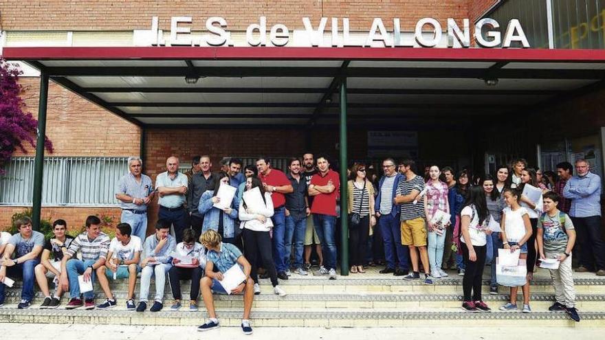 Un momento de la concentración de protesta realizada ayer a las puertas del instituto de Vilalonga. // Iñaki Abella