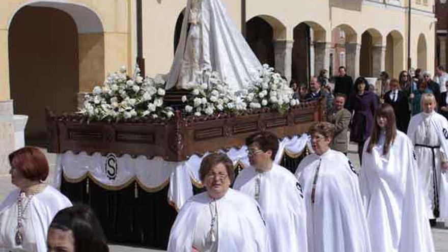 La Soledad de Villalpando frente al Ayuntamiento, donde se colgarán los reposteros. Imagen del Domingo de Resurrección de 2012.