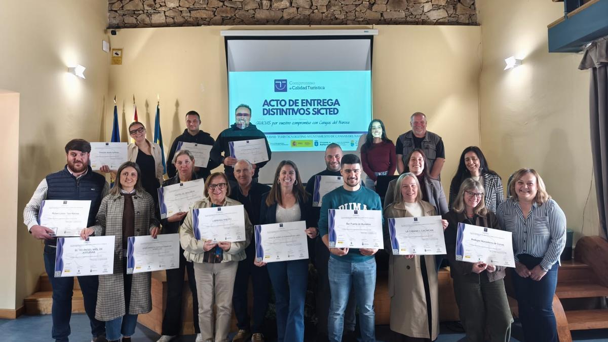Empresarios distinguidos con el sello de calidad con su distintivo.