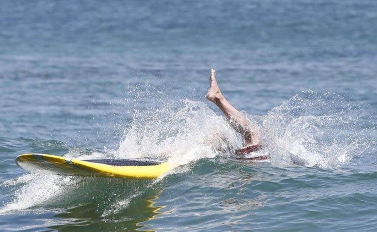 Pie de Eric Dane tras caerse mientras hacía paddle surf