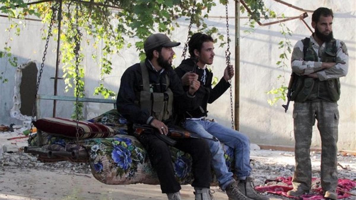 Combatientes del ESL se toman un respiro en Kafr Naboudeh, en la provincia siria de Hama, ayer