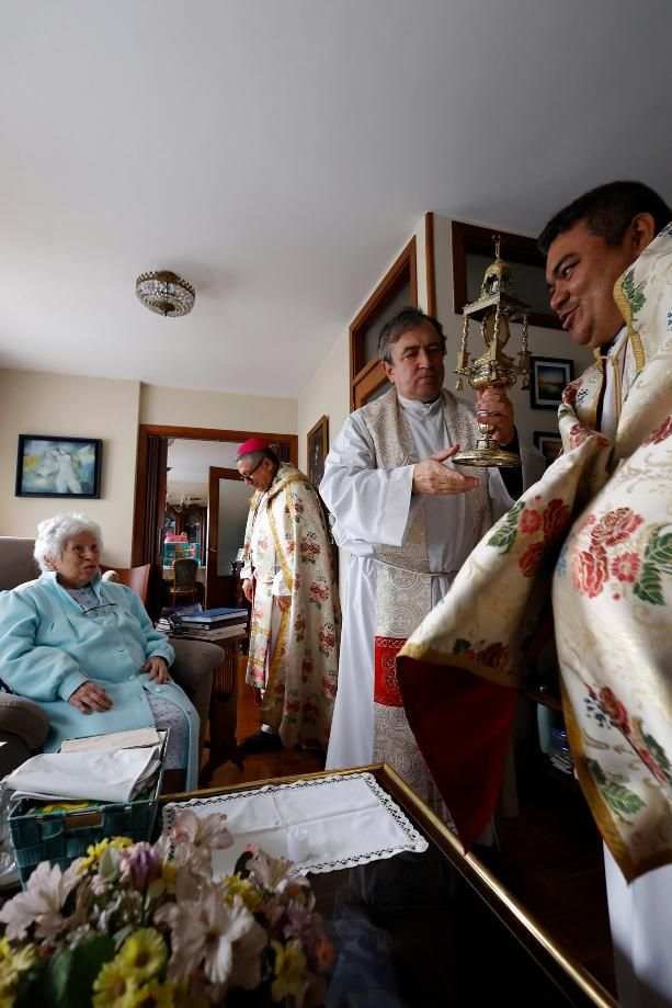 El Viático lleva la comunión a 6 enfermos: alfombrados florales y emoción en Pontevedra