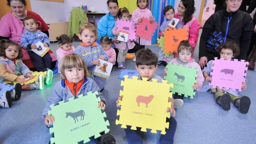 Fabián Rodríguez y Enol Pardel, en primer término, con su juego de los animales.