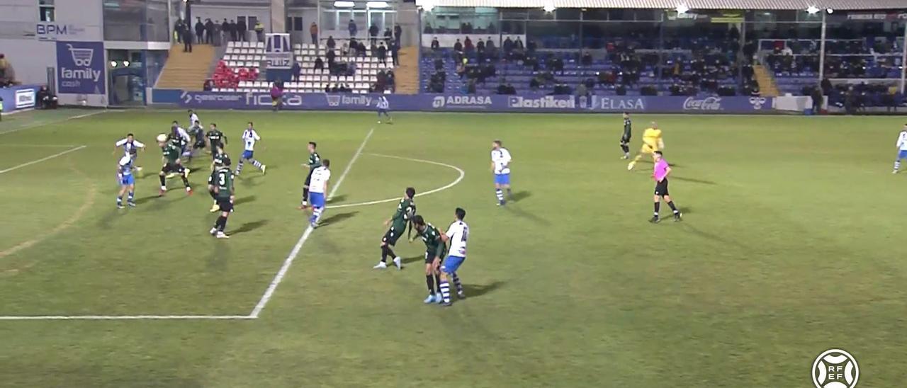 La acción del fuera de juego en el gol del empate del Alcoyano.