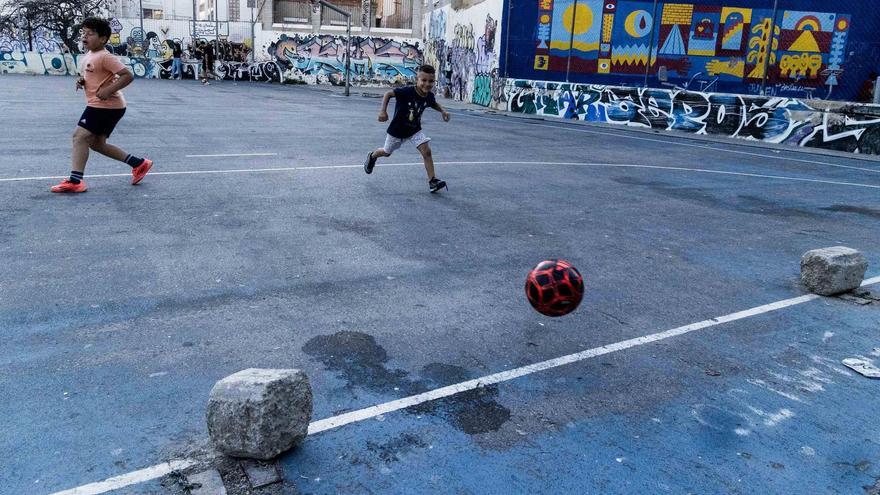 La suciedad se adueña de la pista deportiva de la plaza de la Pipa de Alicante: “Los niños juegan entre basura y dos piedras hacen de portería”
