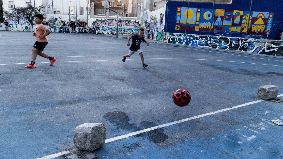La suciedad se adueña de la pista deportiva de la plaza de la Pipa de Alicante: “Los niños juegan entre basura y dos piedras hacen de portería”