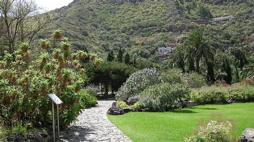 Una mujer herida tras volcar su coche a la altura del Jardín Canario