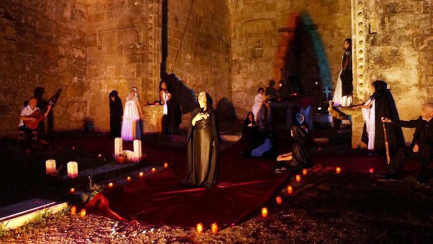 Los actores, en el interior de las ruinas de Santa Mariña // FARO