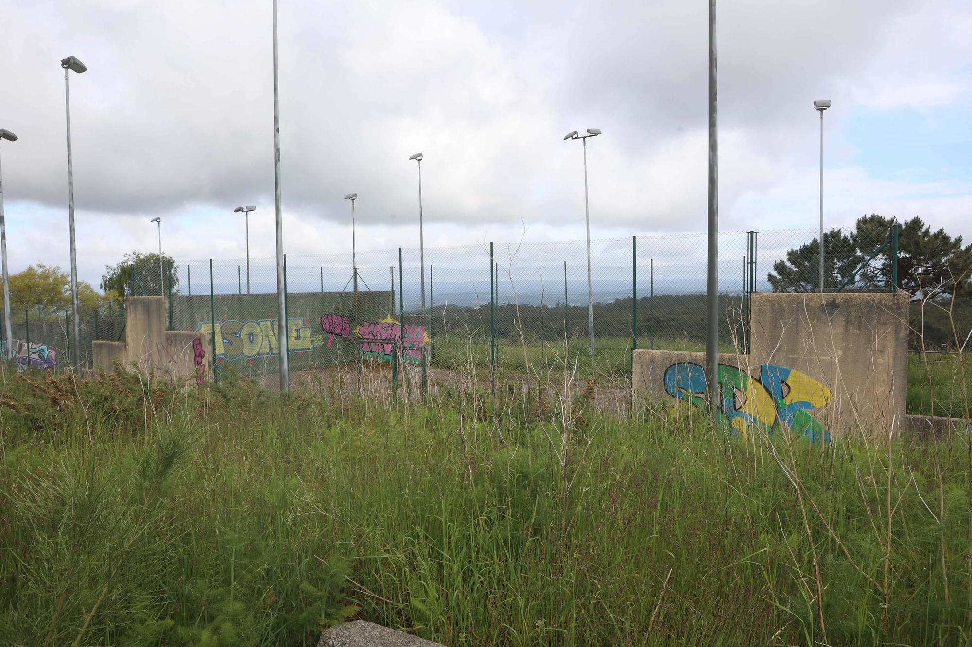 Instalaciones deportivas abandonadas de la urbanización Montegolf