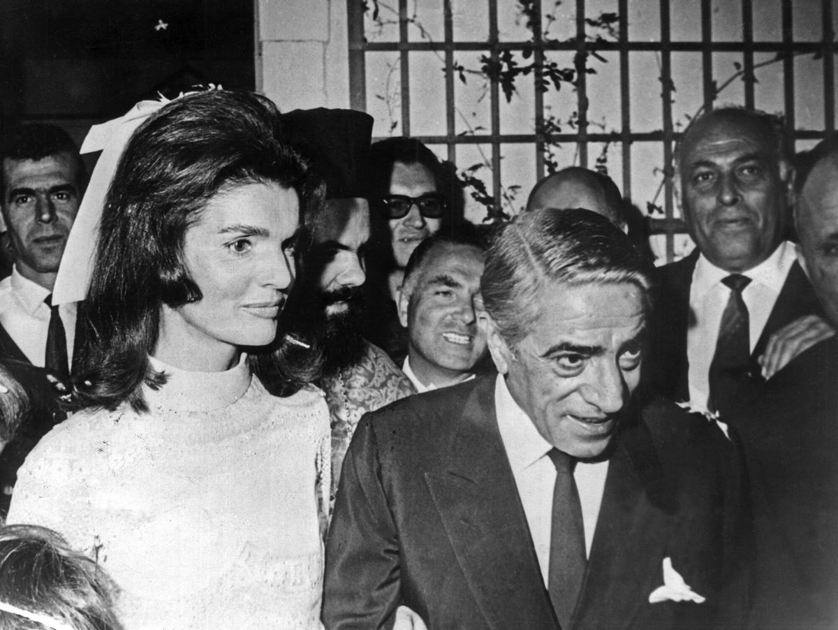 El magnate naviero Aristóteles Onassis y la "viuda de América", Jacqueline Kennedy con vestido de Valentino