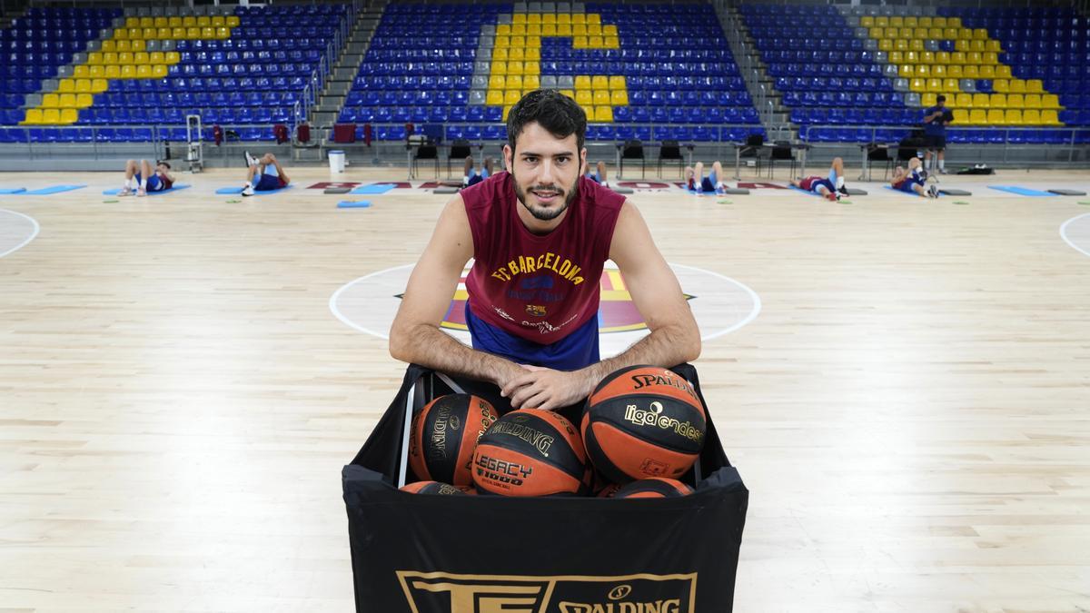 Álex Abrines posa antes del entrenamiento del Barça