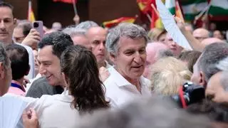 Gritos de 'presidente' y banderas de España y Andalucía reciben a Feijóo en un abarrotado polideportivo de Málaga