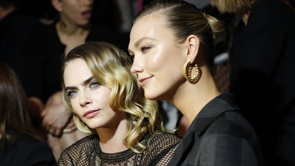 El combo pelo recogido en moño bajo efecto 'wet' y pendientes dorados como lo lleva Karlie Kloss es el único look que te salvará los días que quieras salir de fiesta después del trabajo