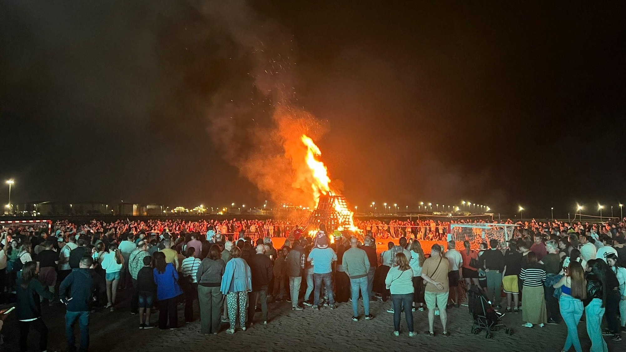 Fuegos artificiales, música, flores, hoguera... la celebración de San Juan en Gijón, en imágenes