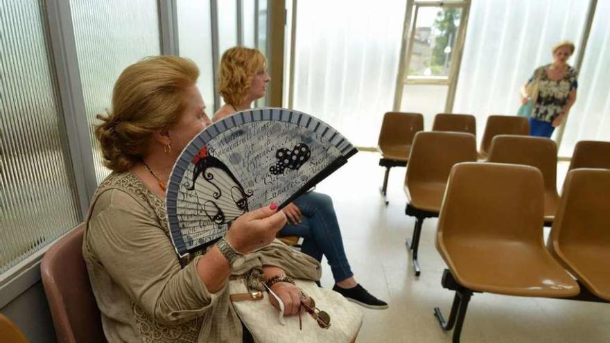 Varios usuarios tratan de aliviar el calor en una de las salas de espera. // Gustavo Santos