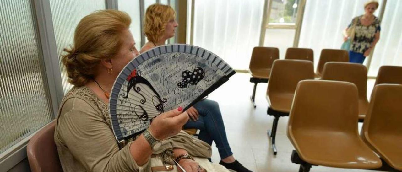 Varios usuarios tratan de aliviar el calor en una de las salas de espera. // Gustavo Santos