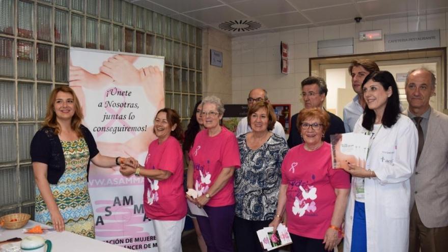 La delegada de Salud, junto a miembros de la AECC