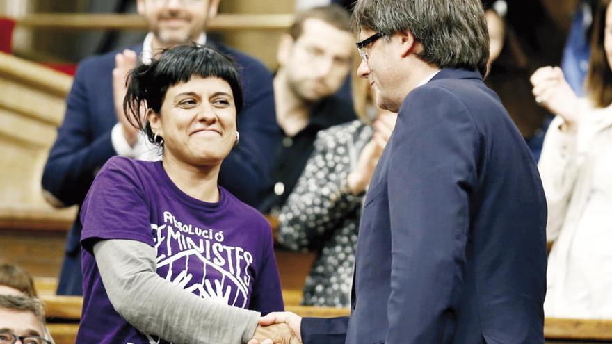 Anna Gabriel, de la CUP, felicita Puigdemont. // Efe