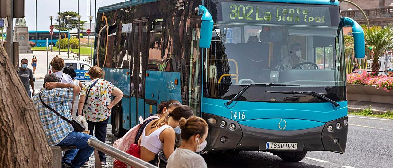 Una guagua de Global en una parada. | | LP/DLP