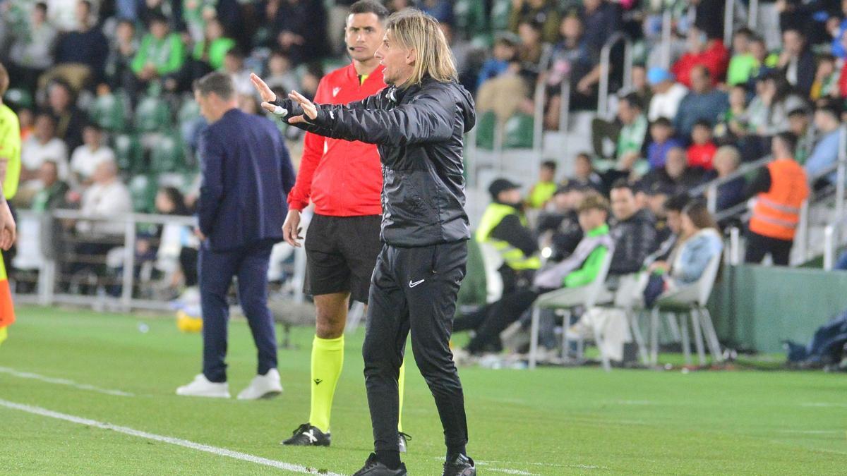 Beccacece da indicaciones durante el partido contra el Oviedo