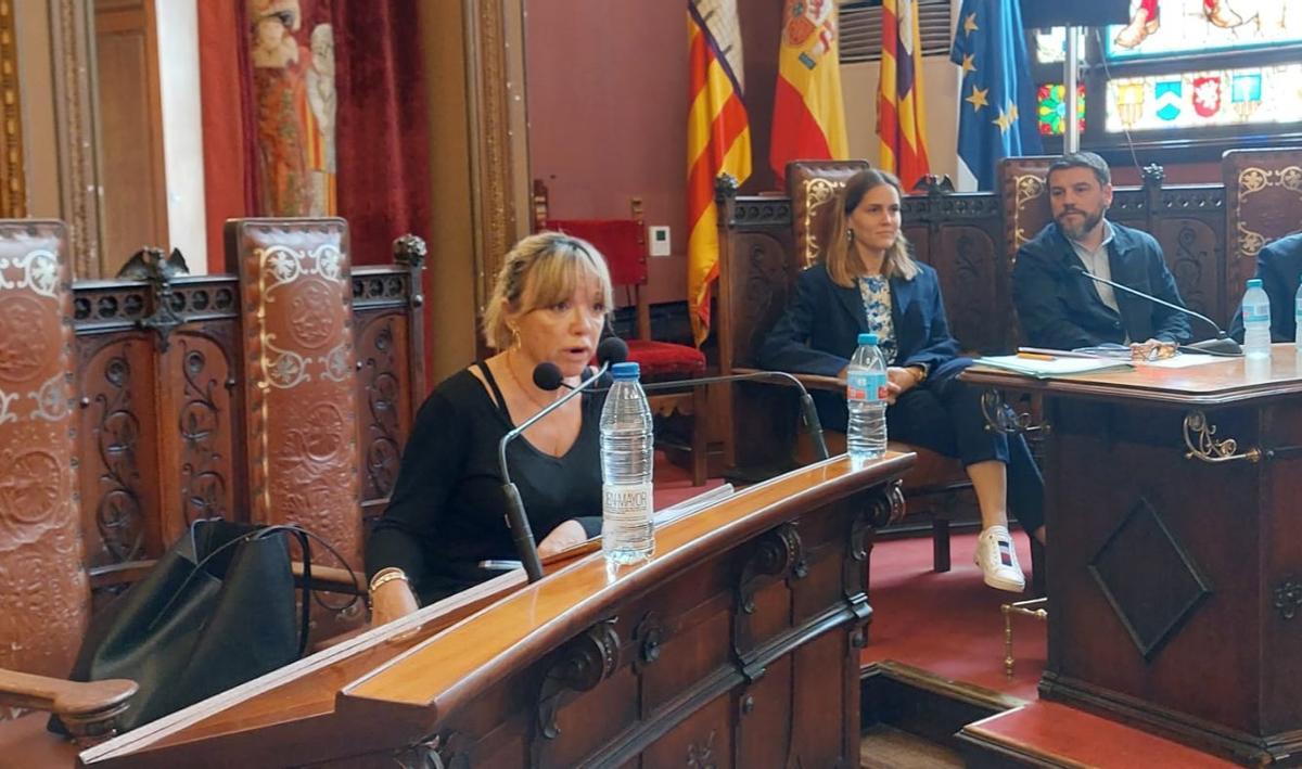 Patricia Pizá comparece en Cort en presencia de Lourdes Roca y Javier Bonet.